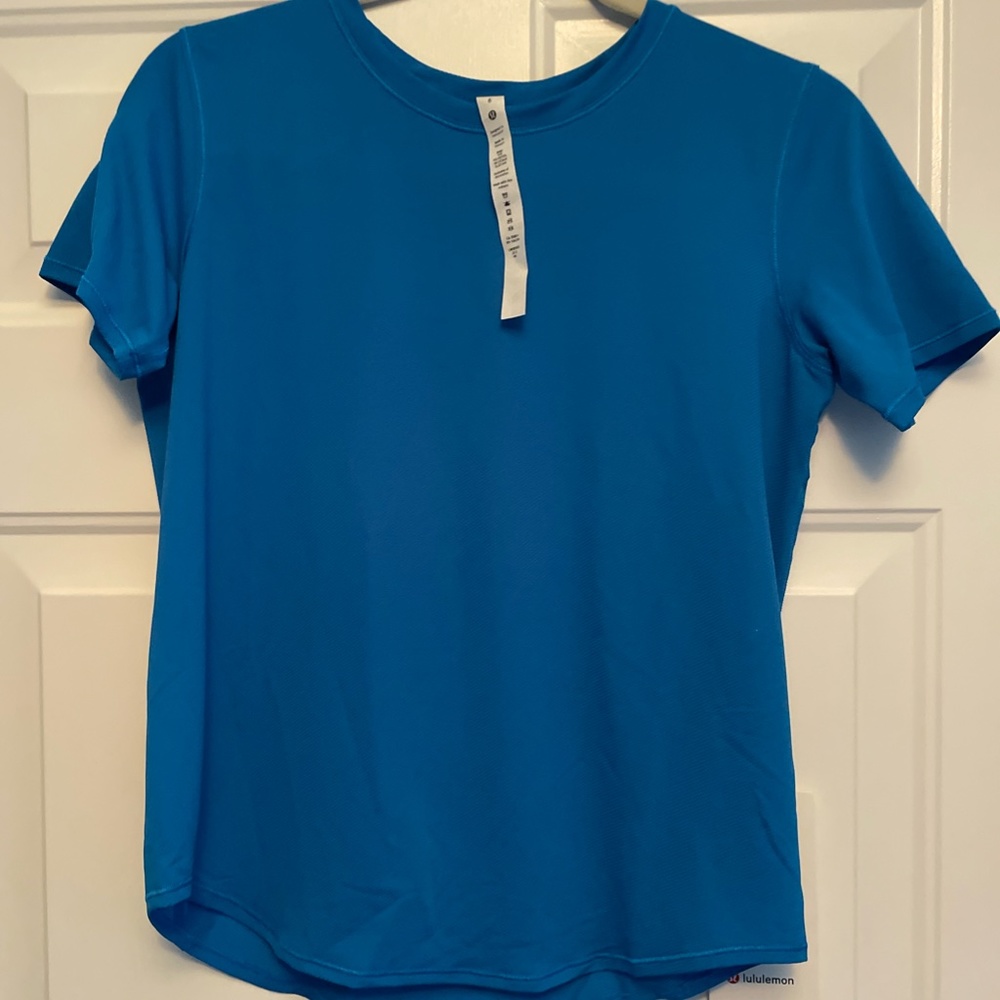 Lululemon high neck run and train tee size 6 blue (new with tags)